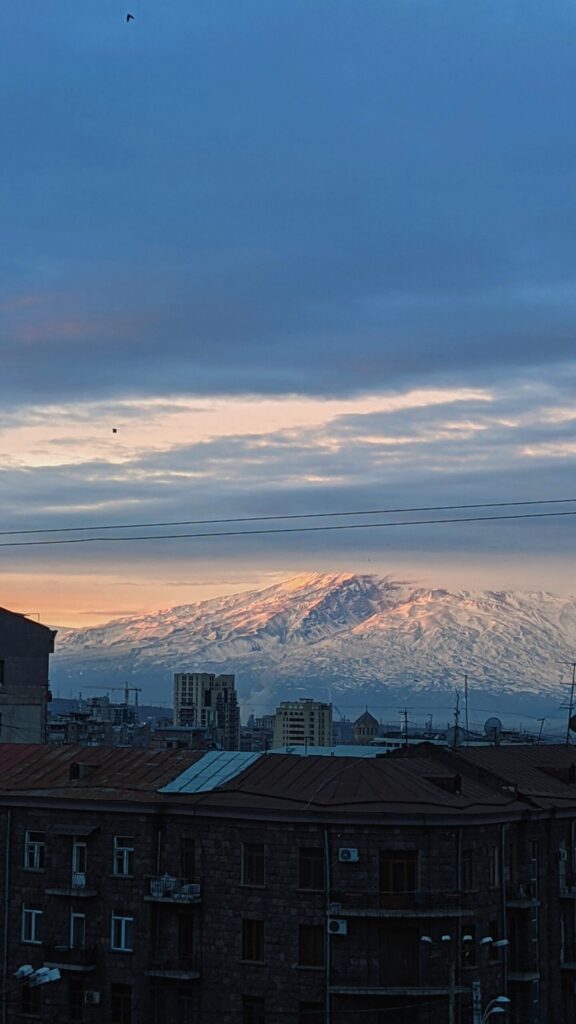 Ciel coloré et montagne enneigée